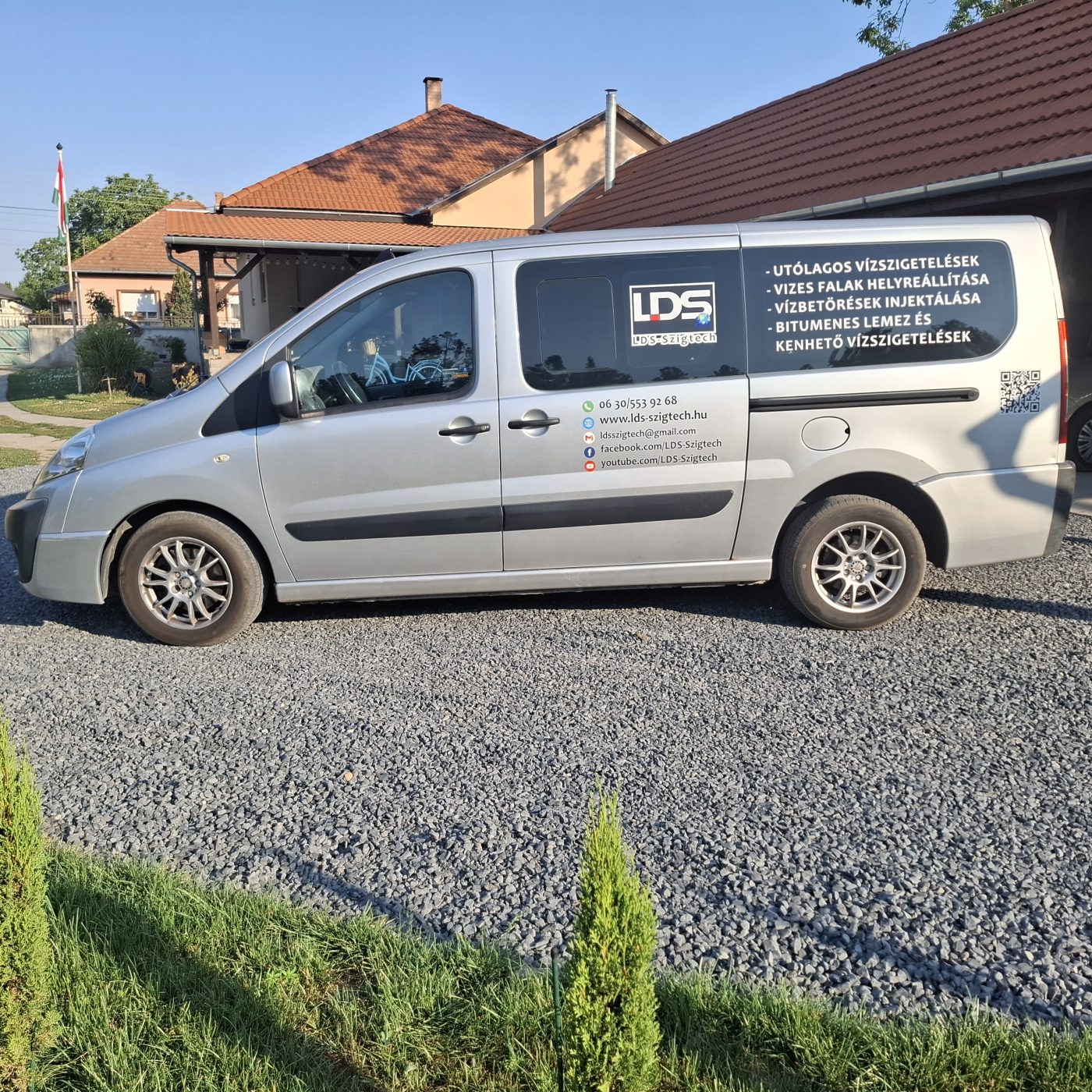 LDS-Szigtech feliratos szervizautó — utólagos vízszigetelés, vízbetörés-injektálás
